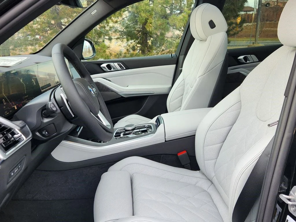 Used 2026 Black BMW xDrive50e image 9