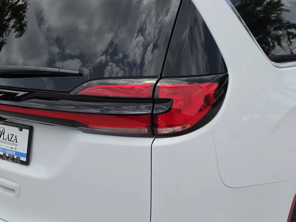 New 2027 Bright White Clear-Coat Exterior Paint Chrysler Select image 8