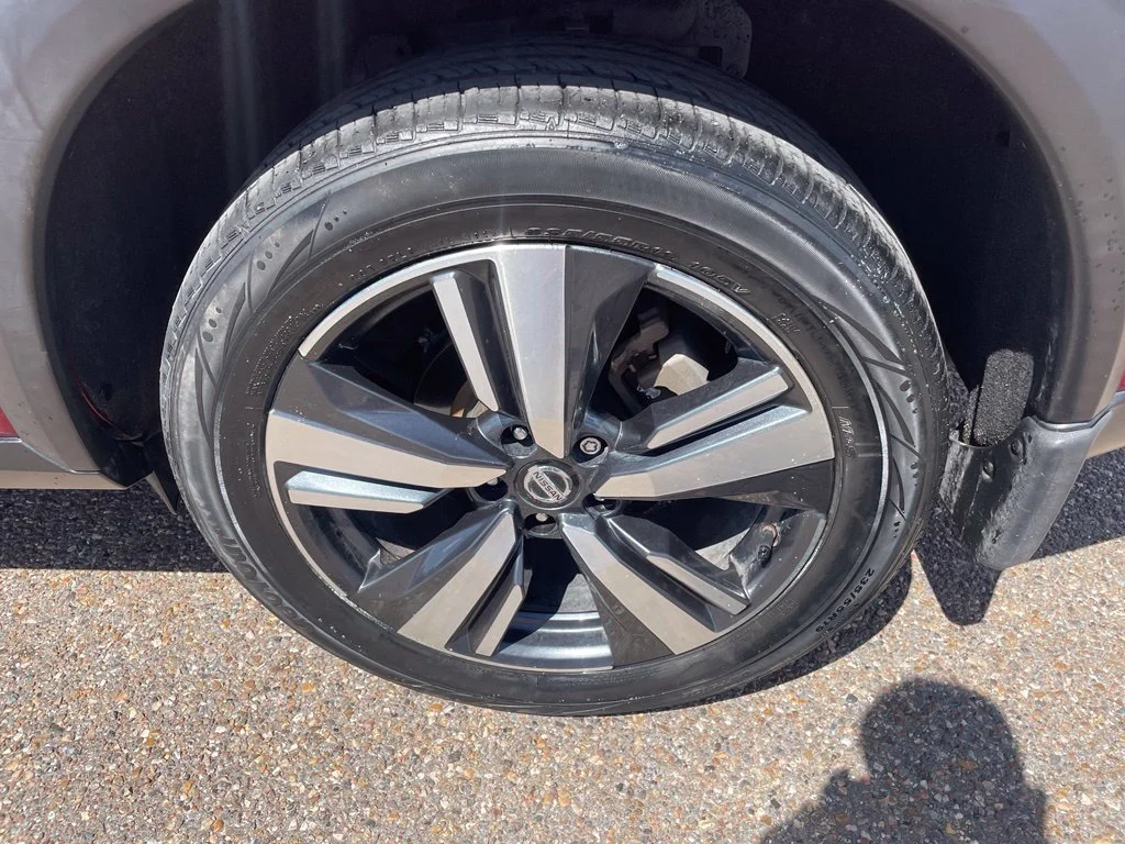Used 2021 Red Nissan Platinum image 17