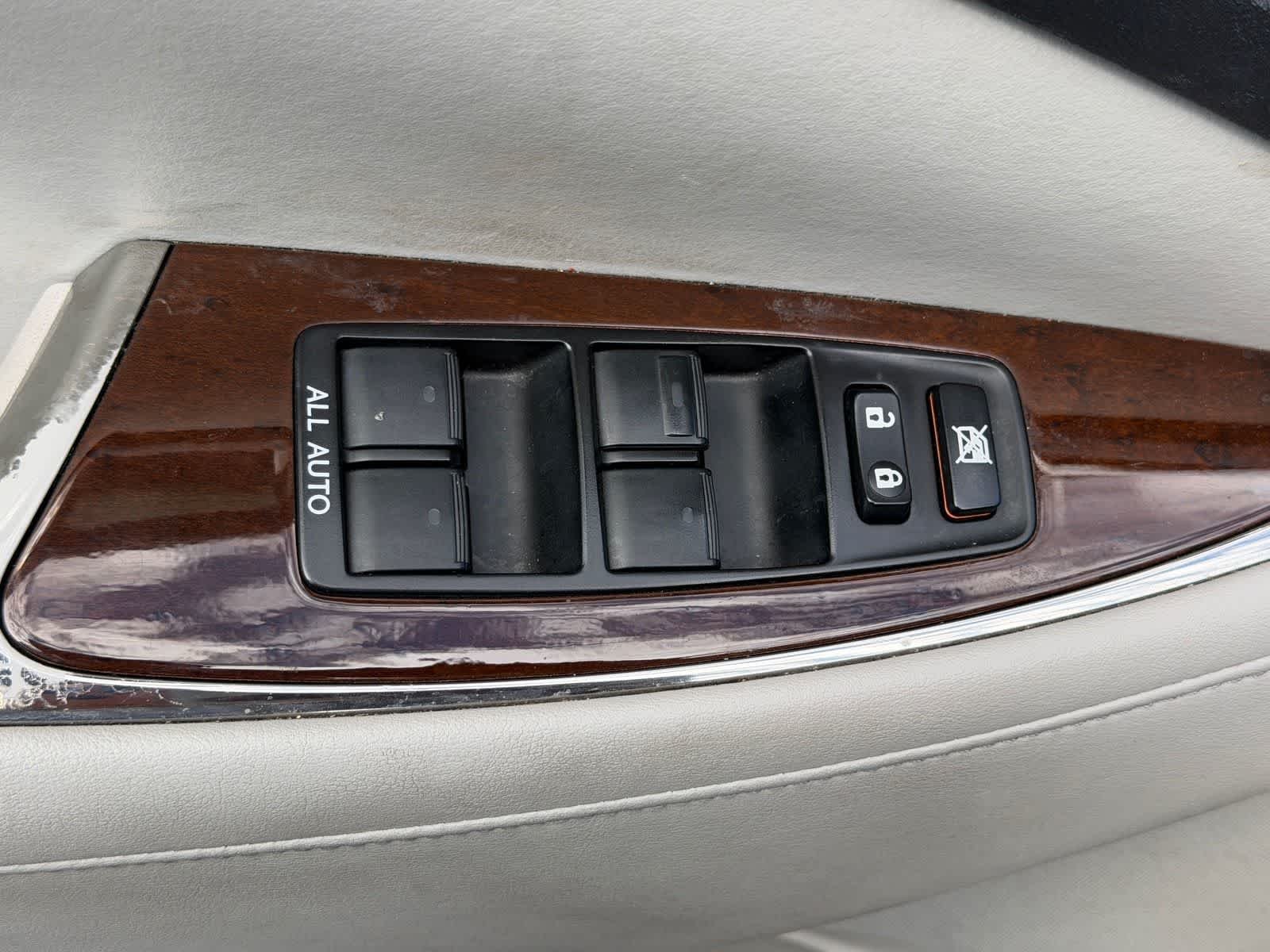 Used 2010 Starfire Pearl Lexus  image 10
