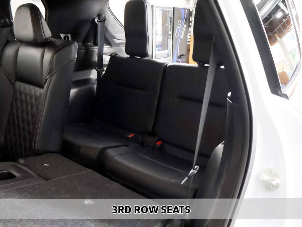 Used 2022 White Mitsubishi SEL image 9