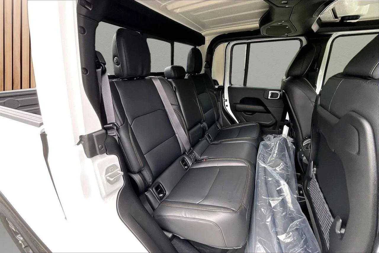 New 2026 Bright White Clear-Coat Exterior Paint Jeep Sahara image 17