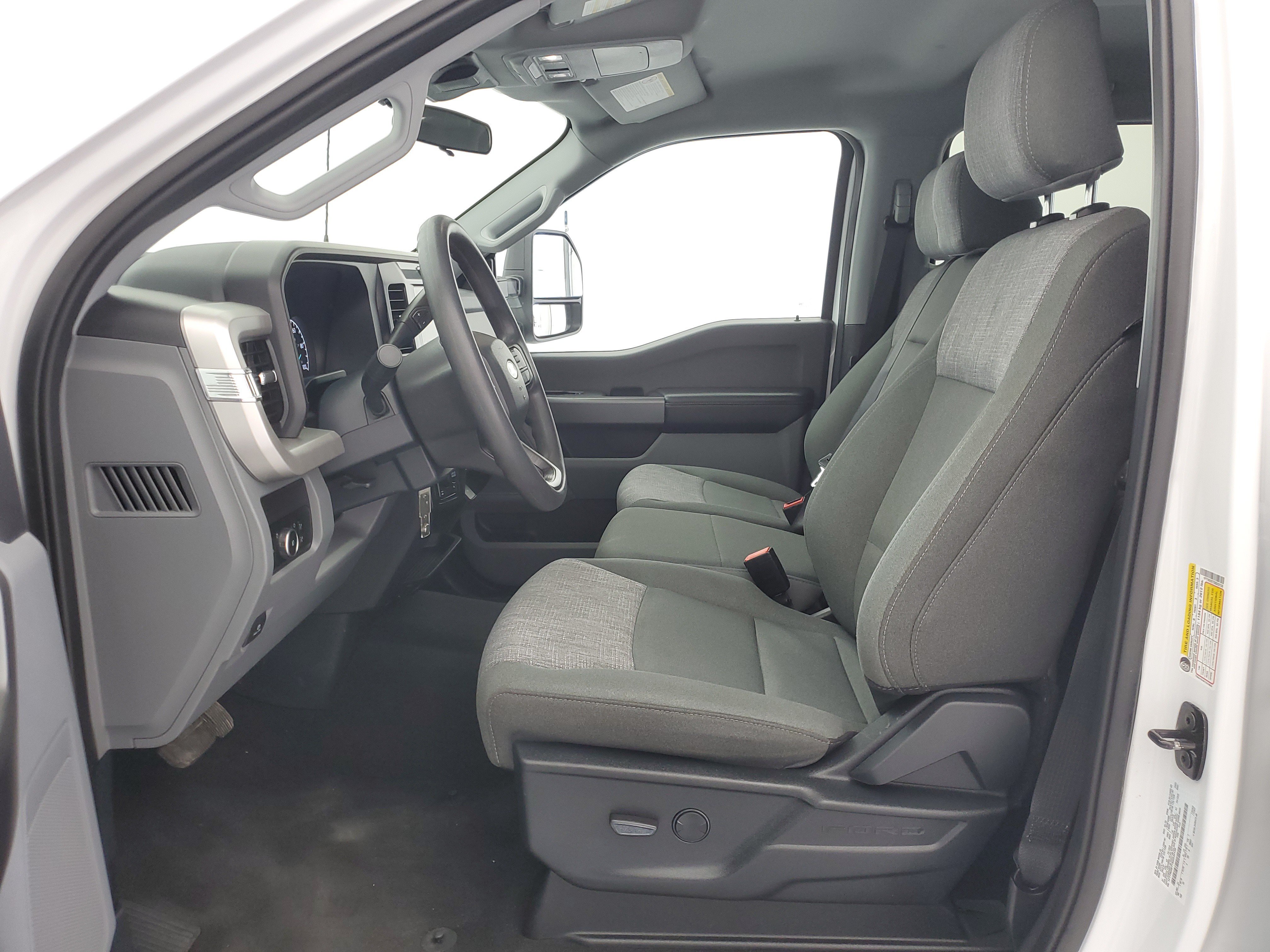 Used 2025 Oxford White Ford XLT image 16