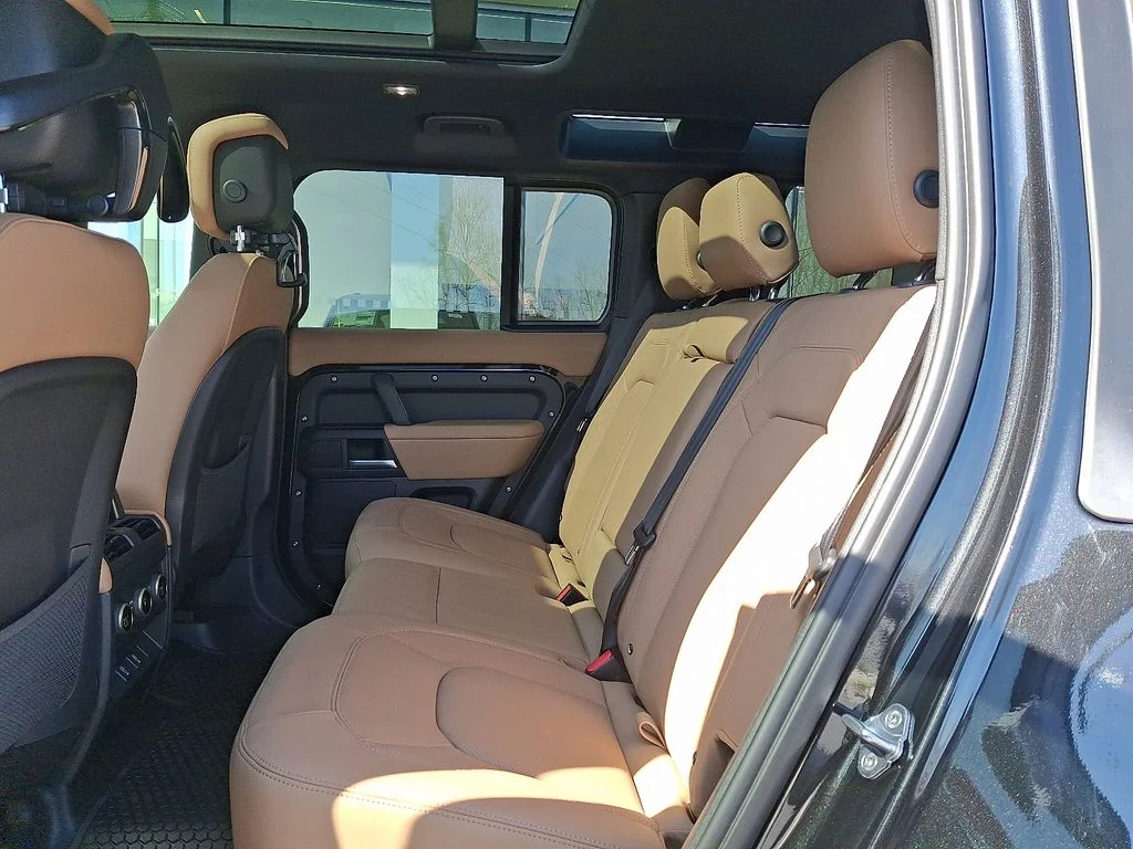New 2026 Santorini Black Land Rover X-Dynamic SE image 6