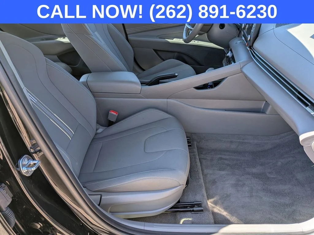 Used 2025 Black Hyundai SEL Sport image 27
