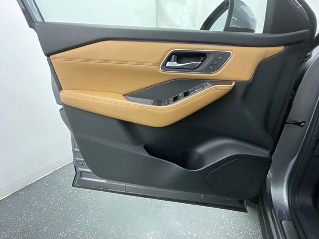 Used 2023 Gray Nissan Platinum image 9