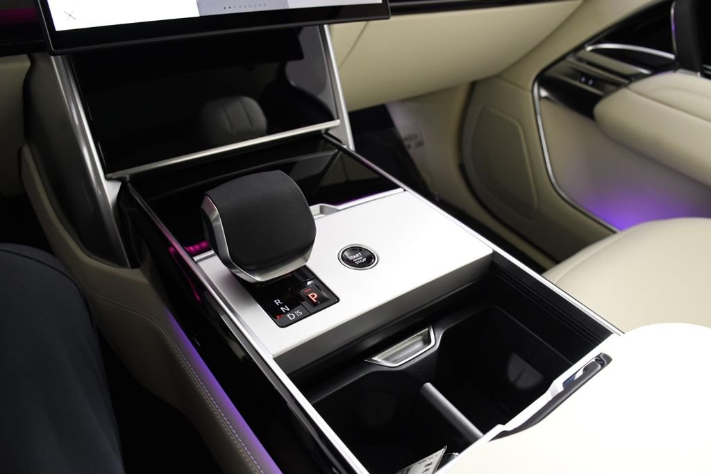 New 2026 Ostuni Perl Wh Land Rover SE image 31