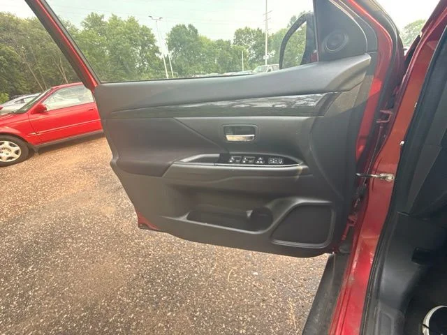 Used 2018 Rally Red Metallic Mitsubishi LE image 21