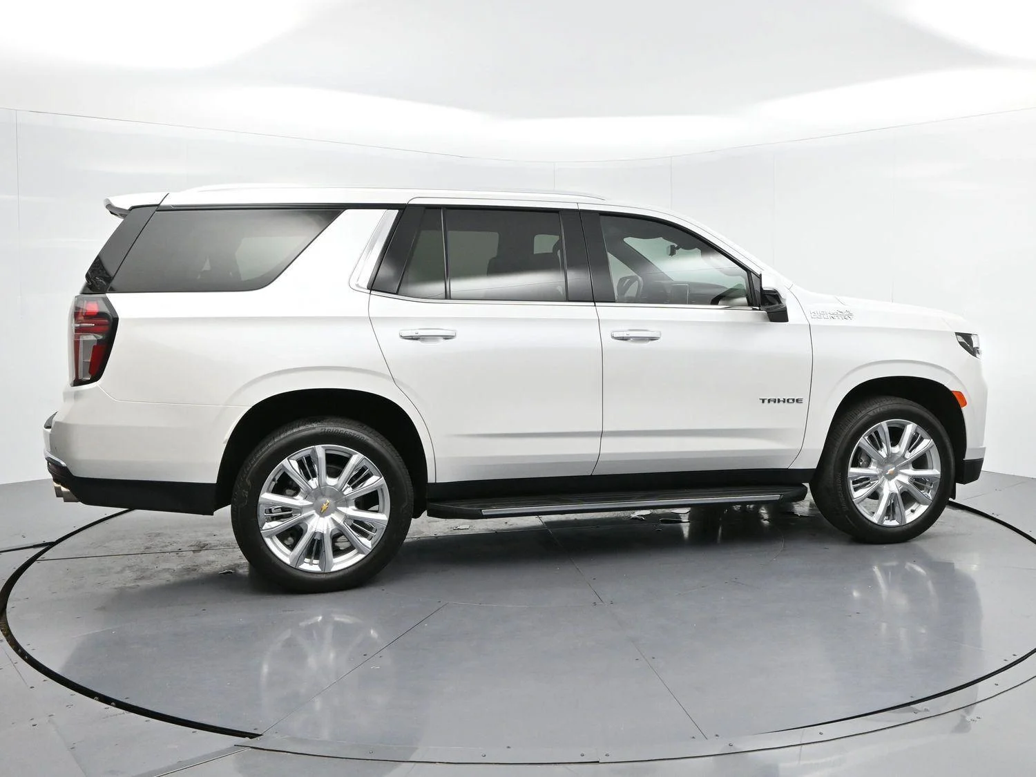Used 2024 Iridescent Pearl Tricoat Chevrolet High Country image 8