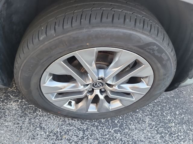 Used 2021  Toyota XLE Premium image 7