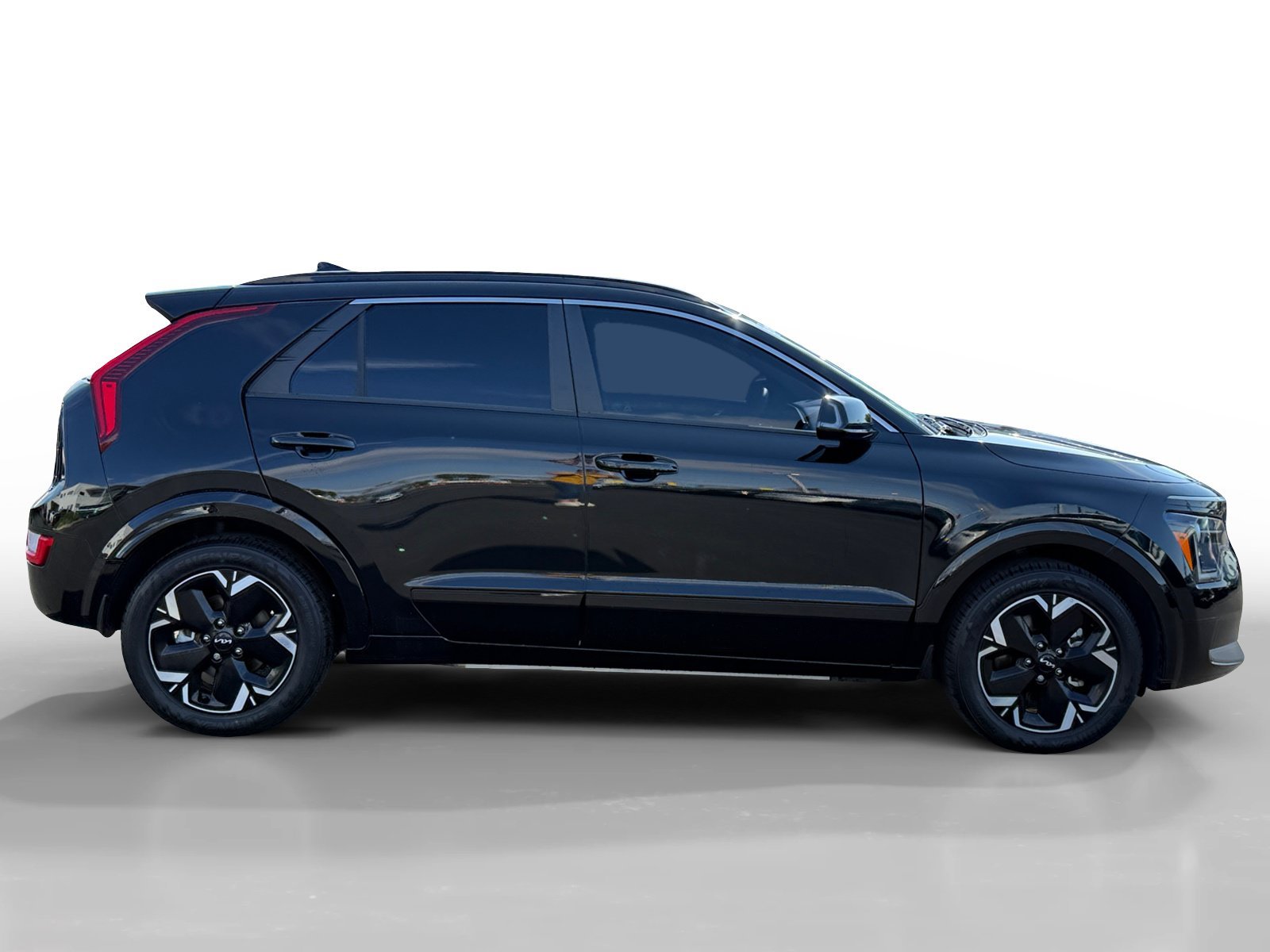 Used 2023 Aurora Black Kia Wind image 6