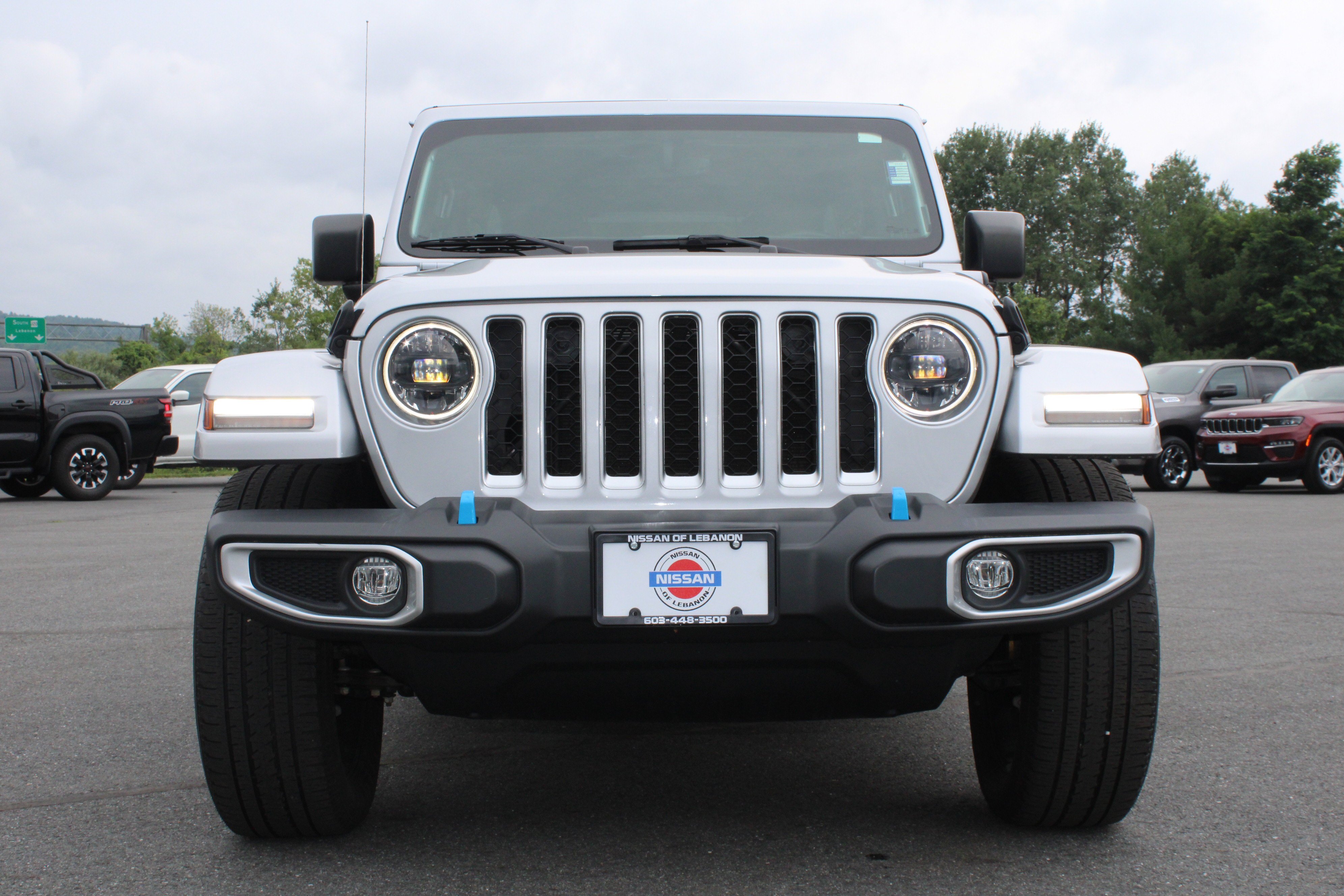 Used 2023 Silver Zynith Clearcoat Jeep Sahara image 3