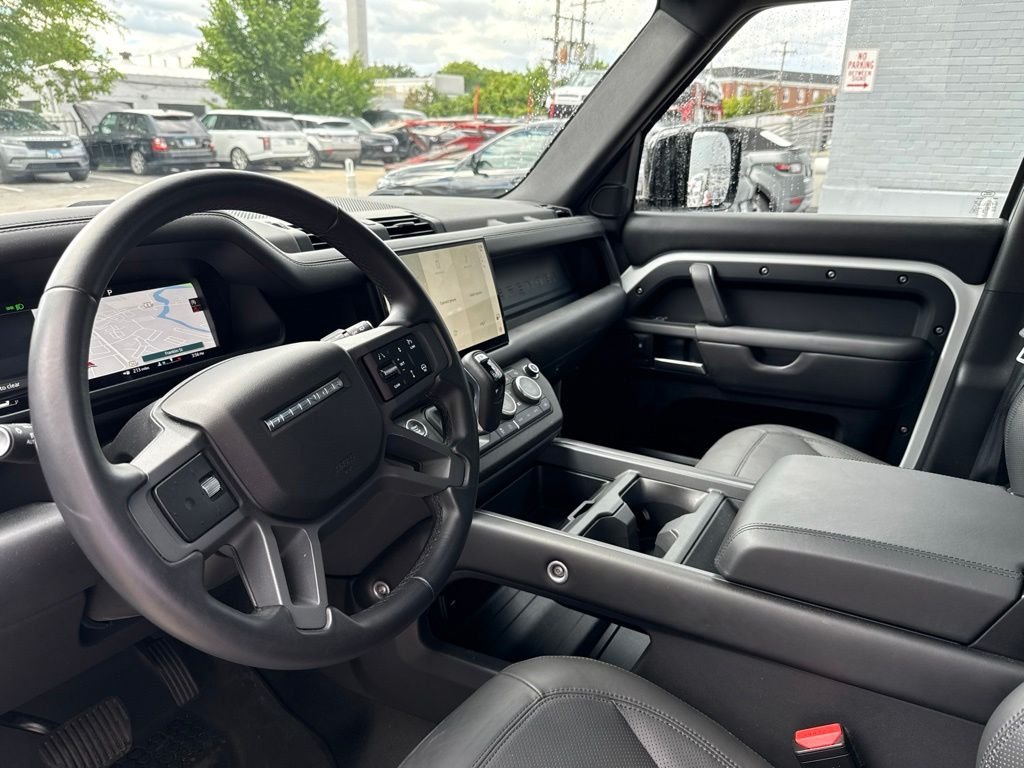 Used 2025 White Land Rover X-Dynamic SE image 11