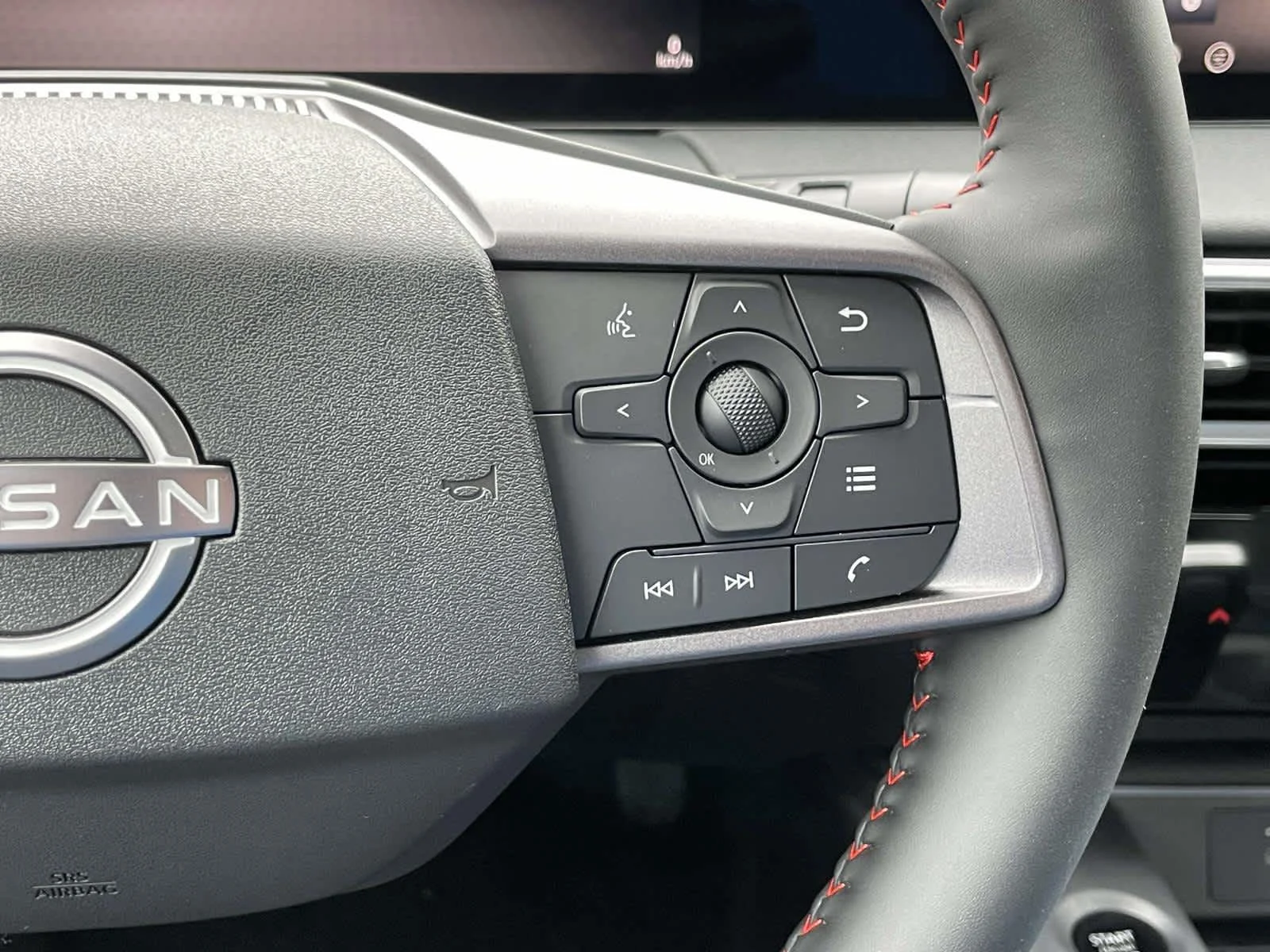 New 2026 Aspen White Tricoat/Super Black Nissan SR image 32