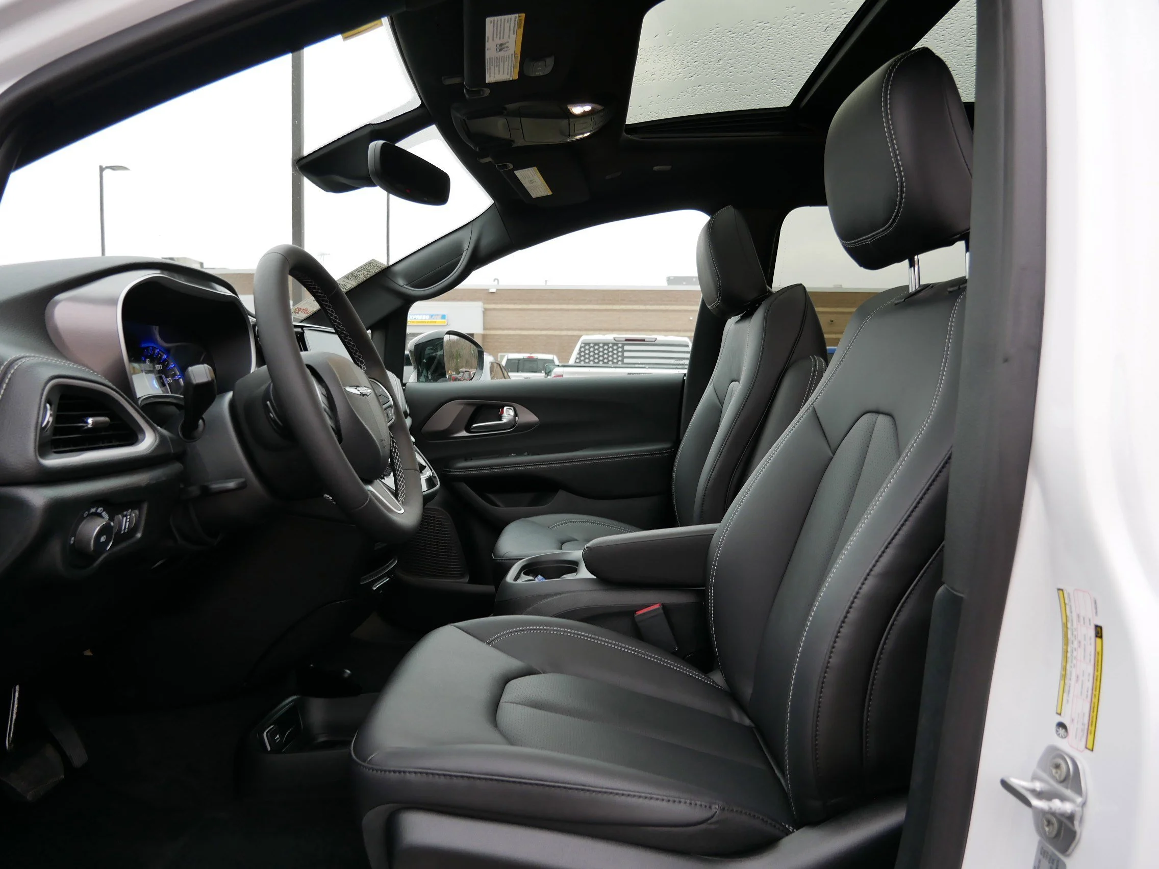 New 2026 Bright White Clear-Coat Exterior Paint Chrysler Select image 6