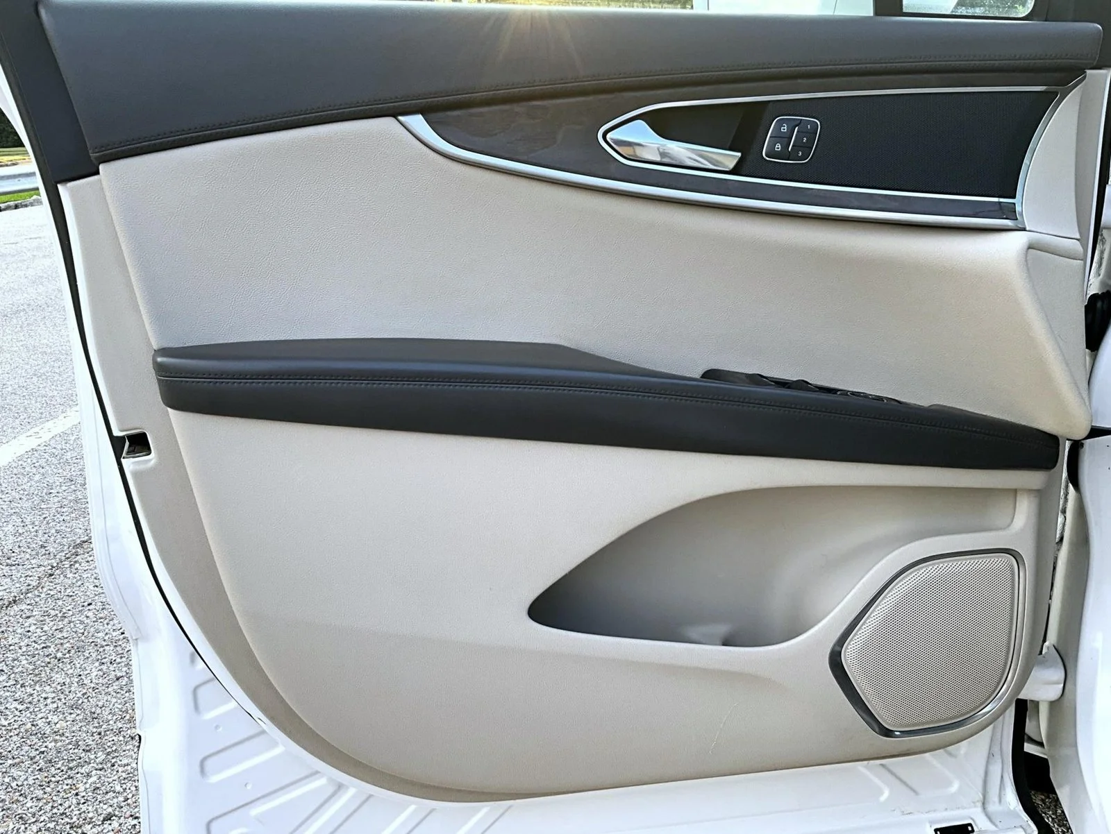 Used 2017 White Lincoln Reserve image 10