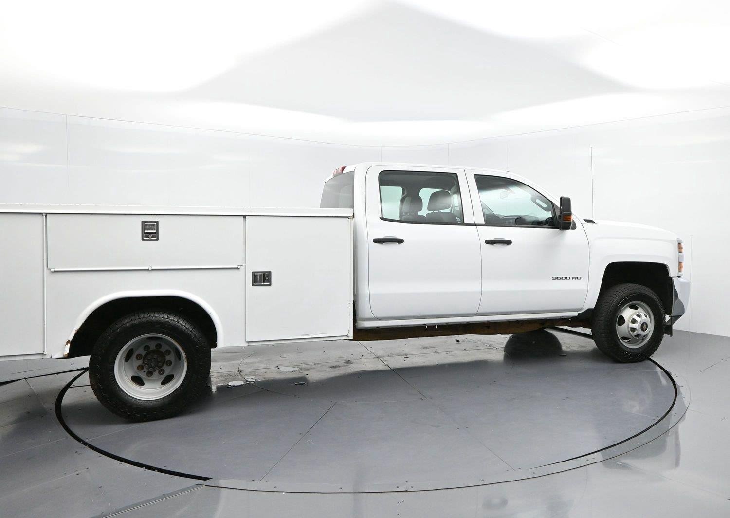 Used 2019 SUMMIT WHITE Chevrolet WT image 8