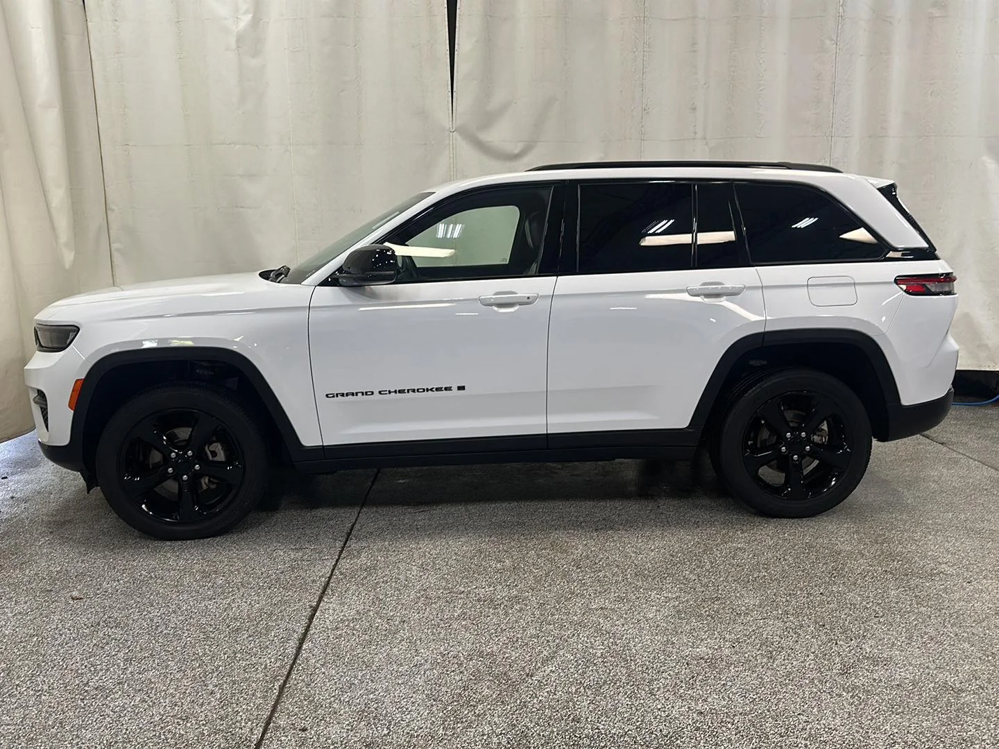 Used 2023 Jeep Grand Cherokee Altitude with VIN 1C4RJHAG0PC625618 for sale in Waconia, Minnesota