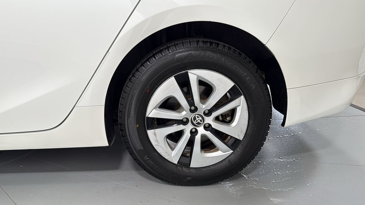 Used 2016 White Toyota Four image 23