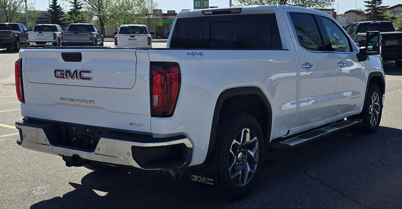 Used 2025 White GMC SLT Crew Cab image 5