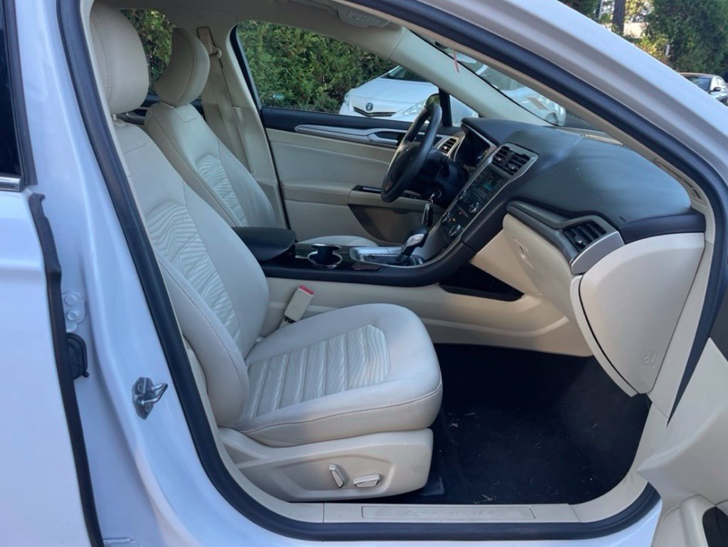 Used 2016 Oxford White Ford SE image 23