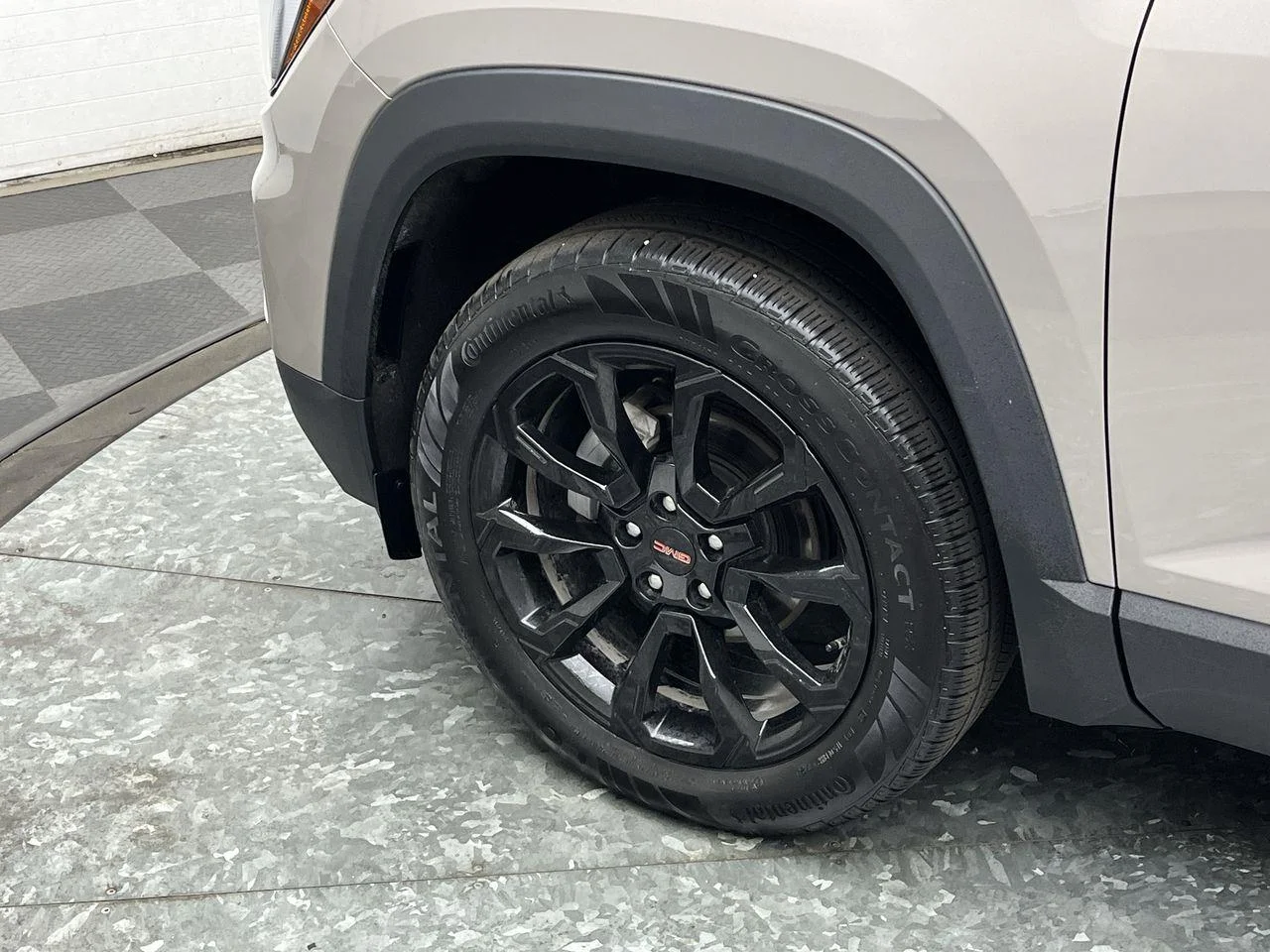 Used 2025 Riverstone Metallic GMC Elevation image 30