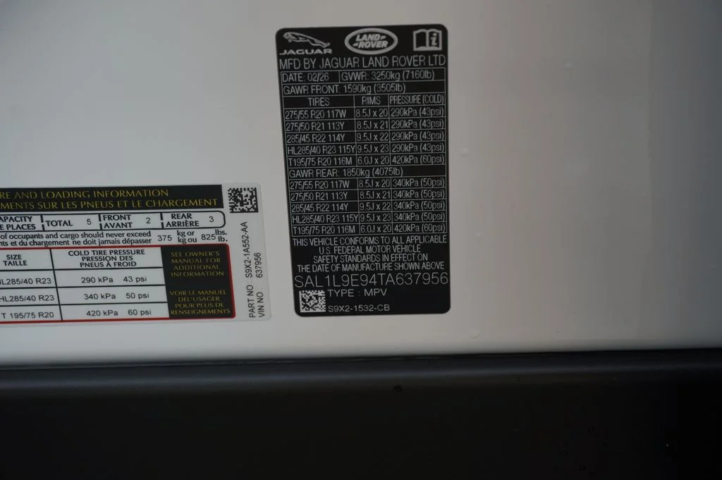 New 2026 Ostuni Pearl White Land Rover Dynamic SE image 34