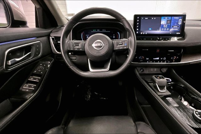 Used 2024 Champagne Silver Metallic Nissan Platinum image 6