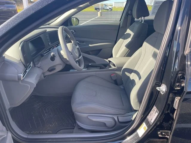 Used 2025 Black Hyundai SE image 11