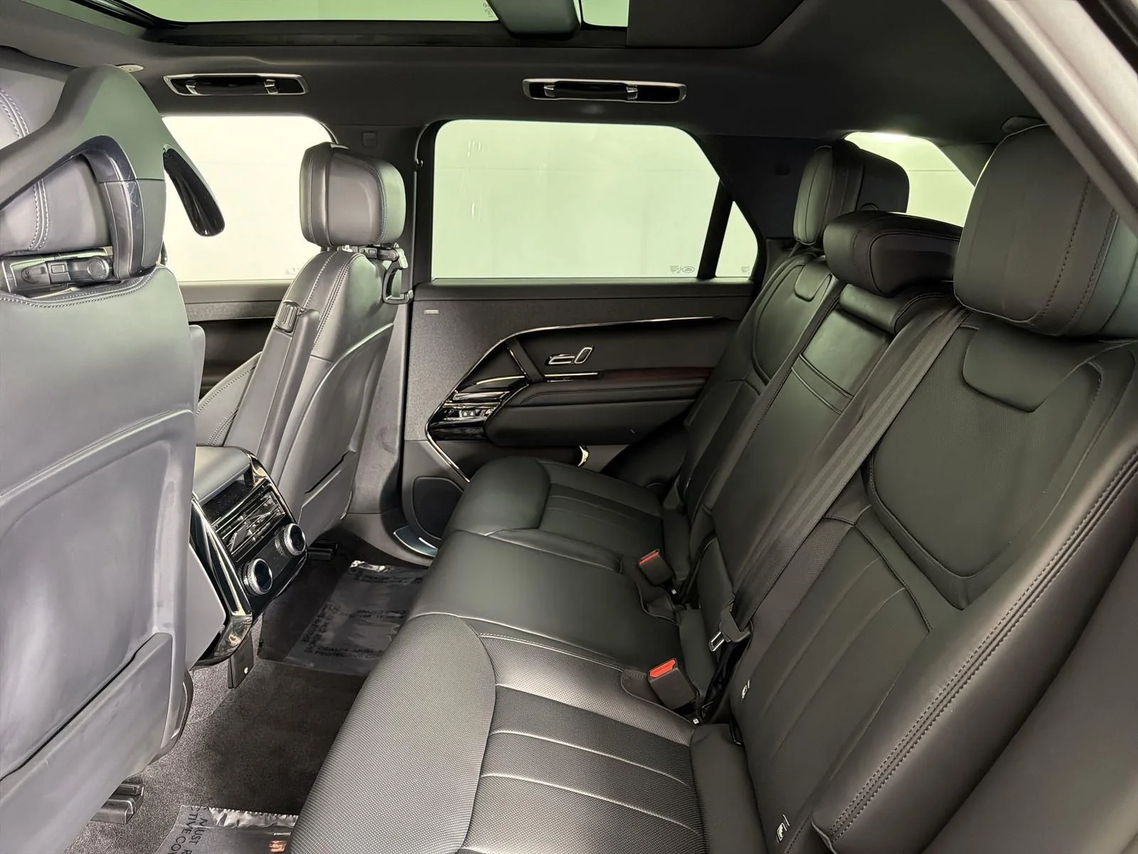 New 2026 Santorini Black Land Rover Dynamic SE image 27