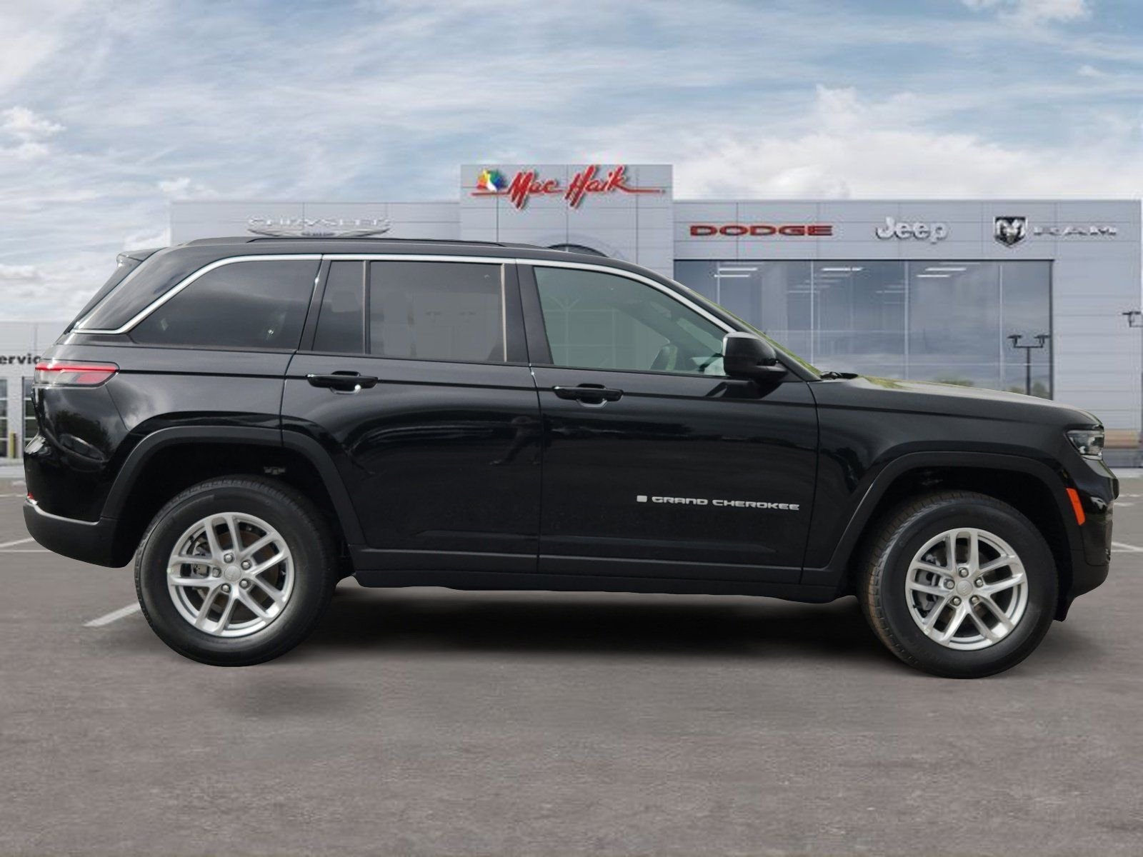 New 2026 Diamond Black Crystal Pearl-Coat Exterior Paint Jeep Laredo image 6