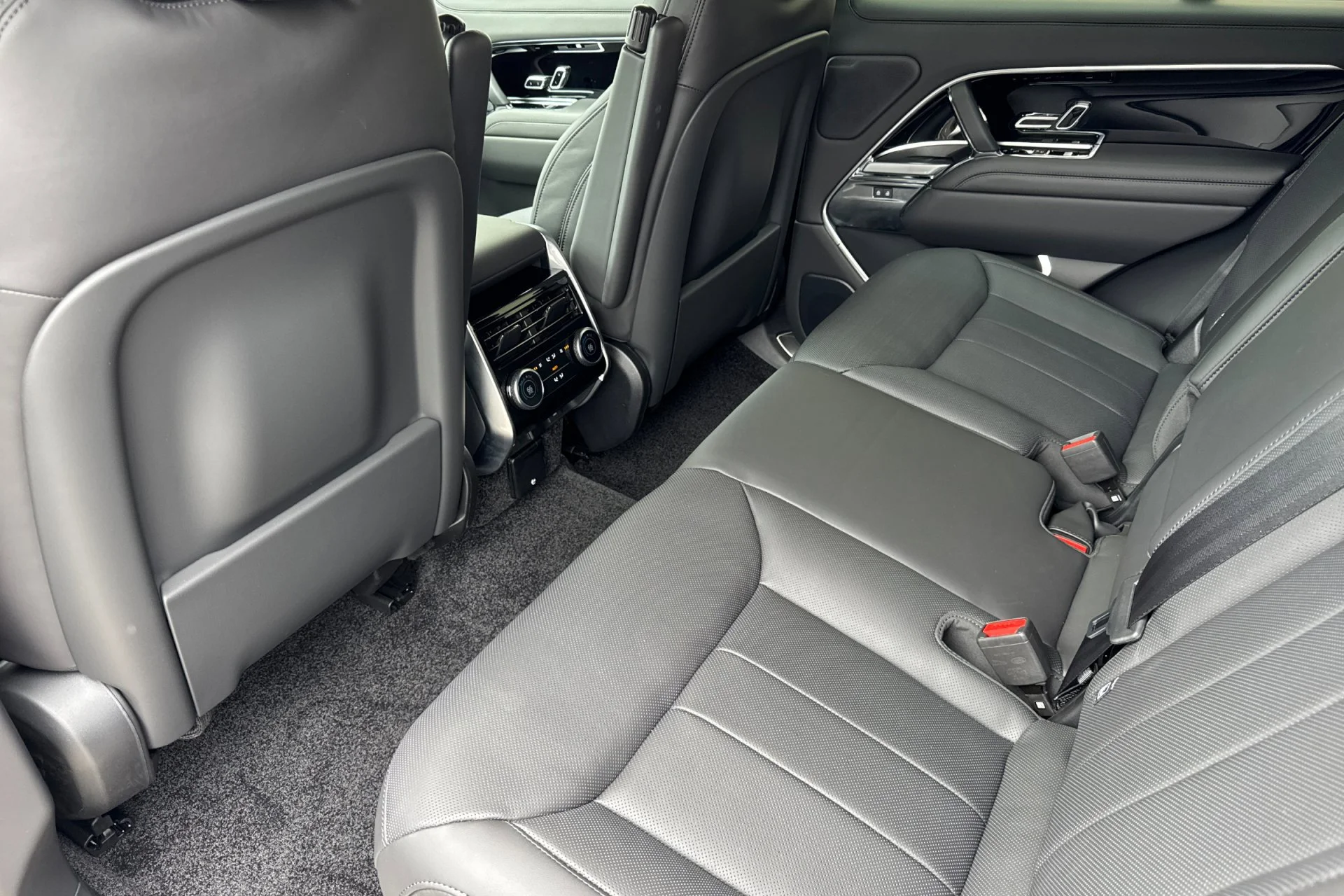 New 2026 Carpathian Grey Land Rover SE image 4