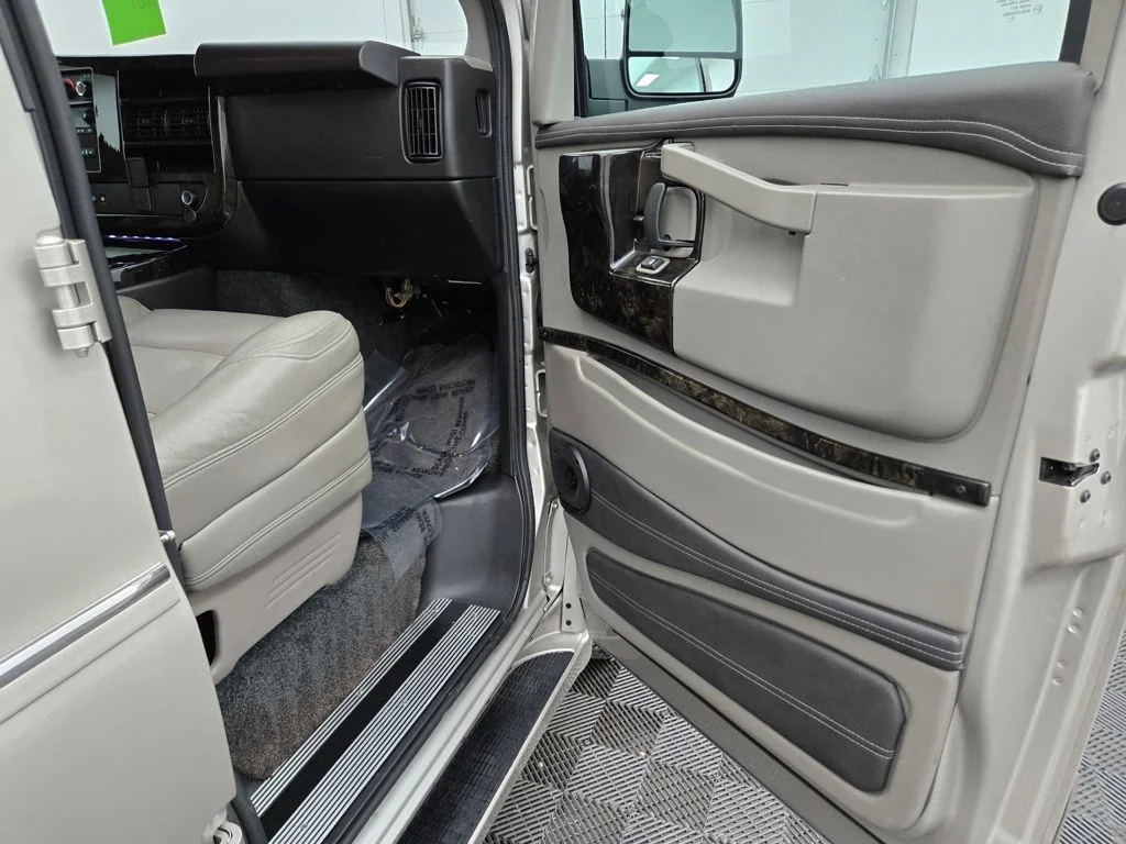 Used 2023 Birch Chevrolet Explorer Limited SE image 39