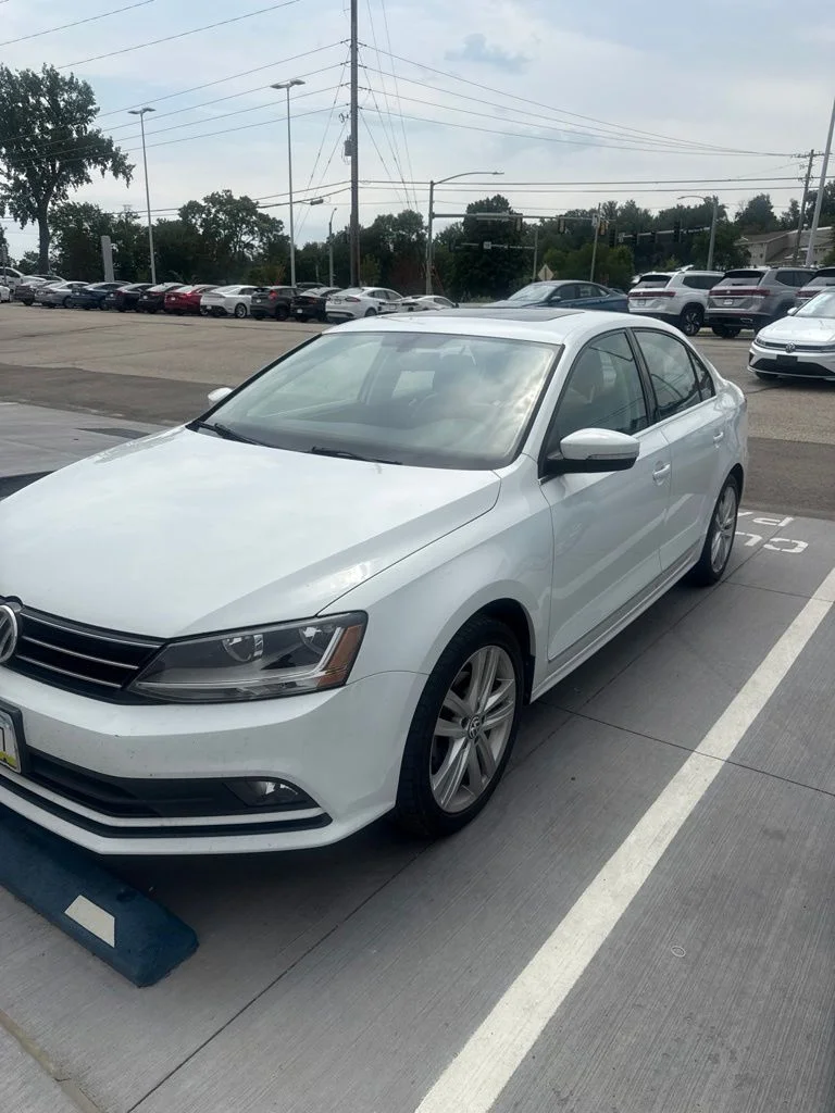 Used 2017  Volkswagen 1.8T SEL image 4