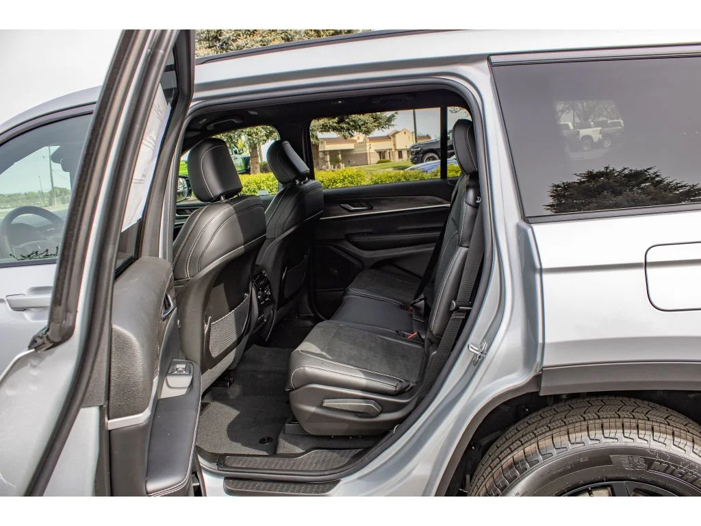 New 2026 SILVER ZYNITH Jeep Laredo Altitude image 16