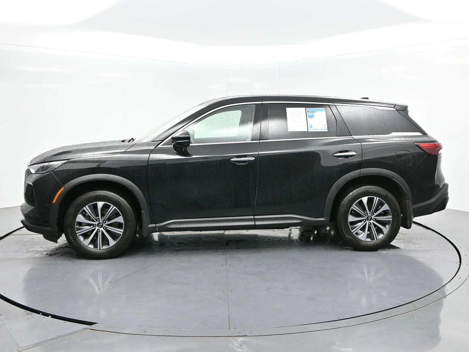 Used 2023 Black INFINITI PURE image 4