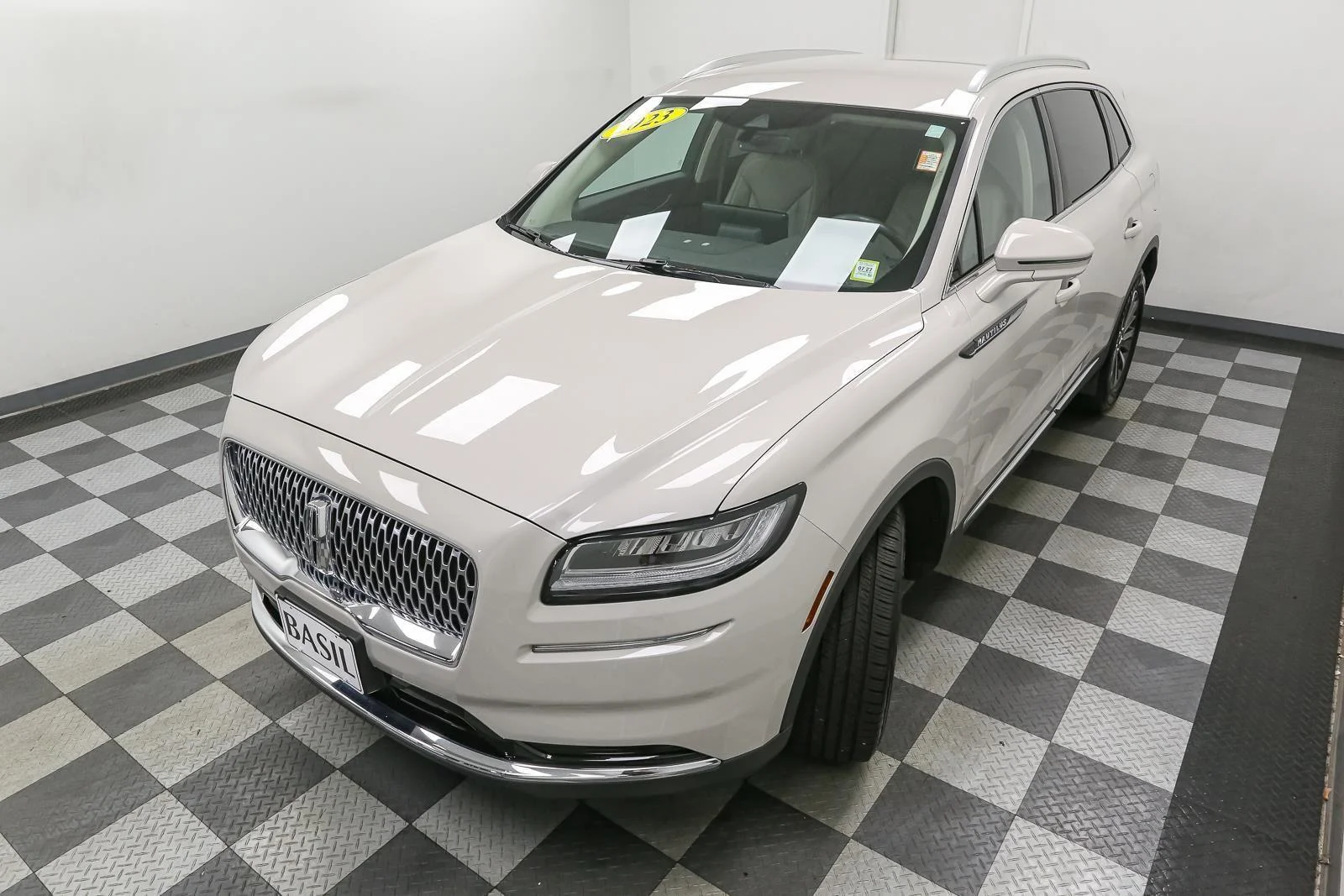 Used 2023 Ceramic Pearl Metallic Tinted Clearcoat Lincoln Standard image 6