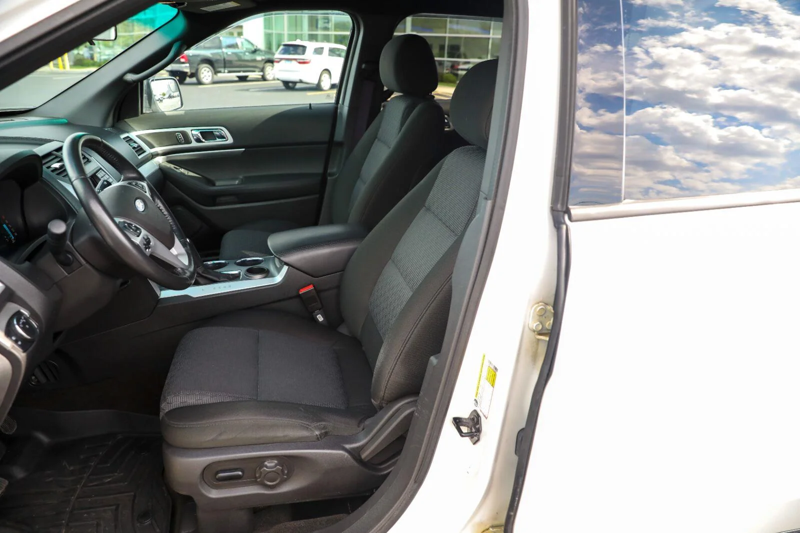 Used 2013 White Platinum Metallic Tri-Coat Ford XLT image 24