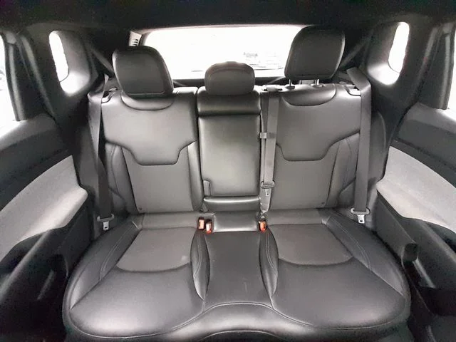 Used 2024 Silver Jeep Latitude image 37