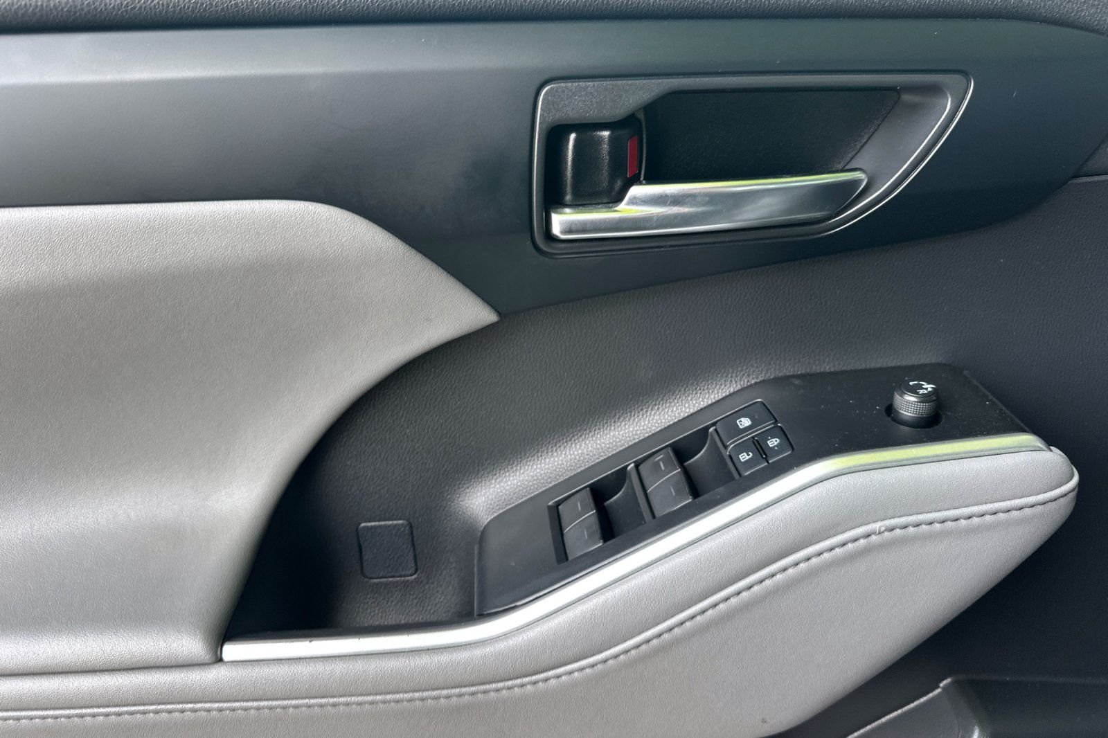 2022 Toyota Highlander XLE - Photo 11