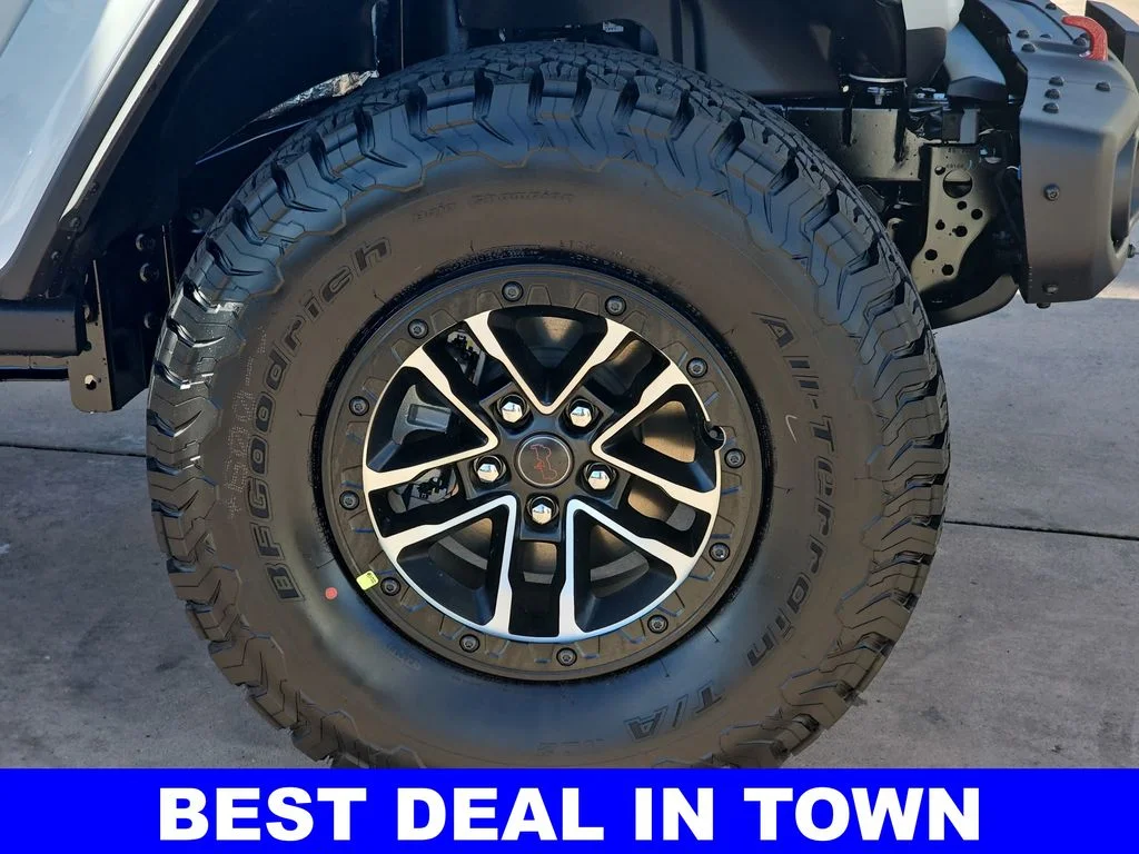 New 2026 Bright White Clear-Coat Exterior Paint Jeep Rubicon X image 38