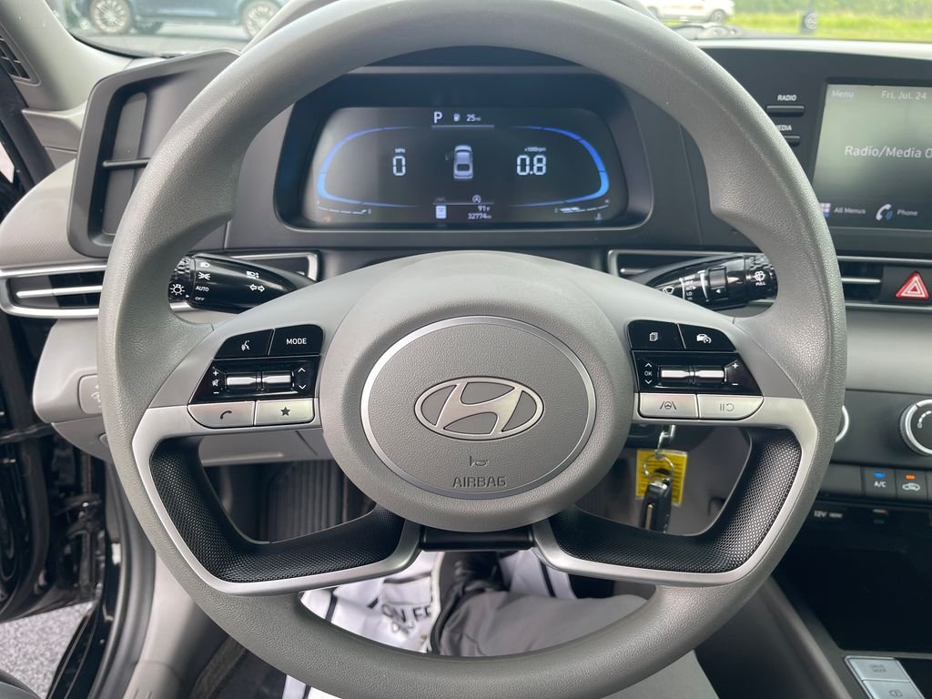 2025 Hyundai Elantra SE - Photo 17
