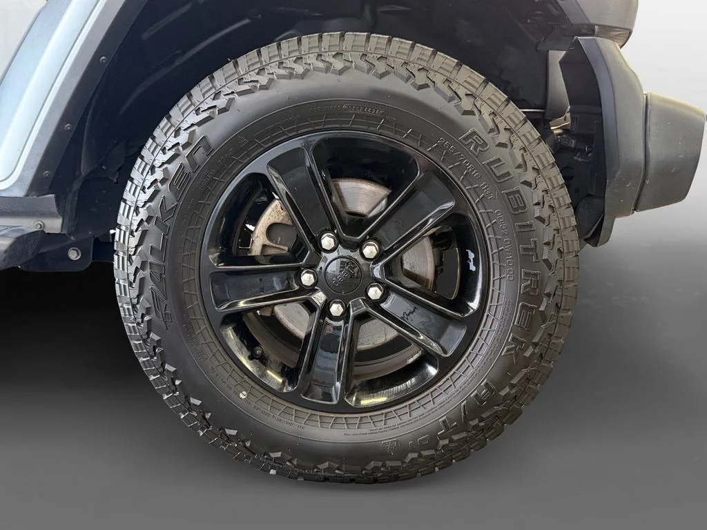 Used 2019 Silver Jeep Unlimited Sport Altitude image 9