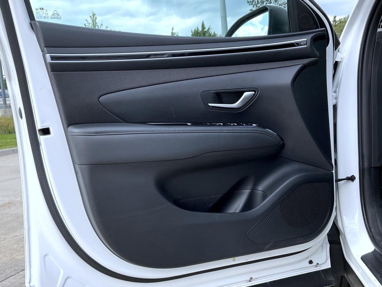Used 2024 White Hyundai SEL Convenience image 9