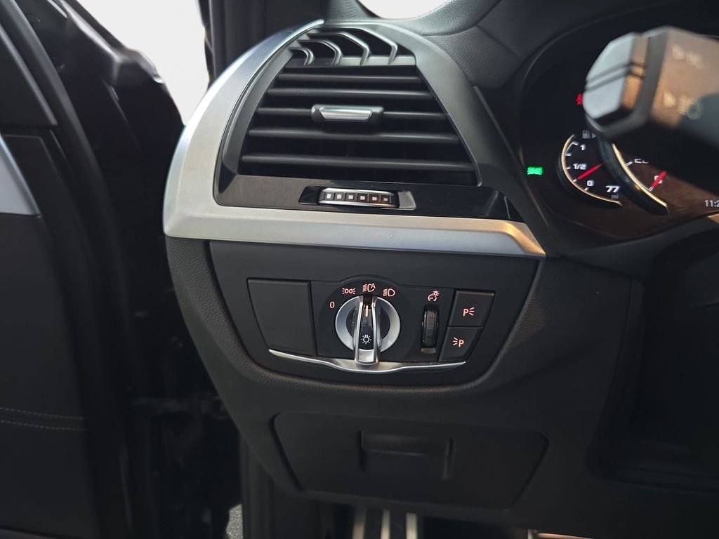Used 2020 Black Sapphire Metallic BMW  image 27