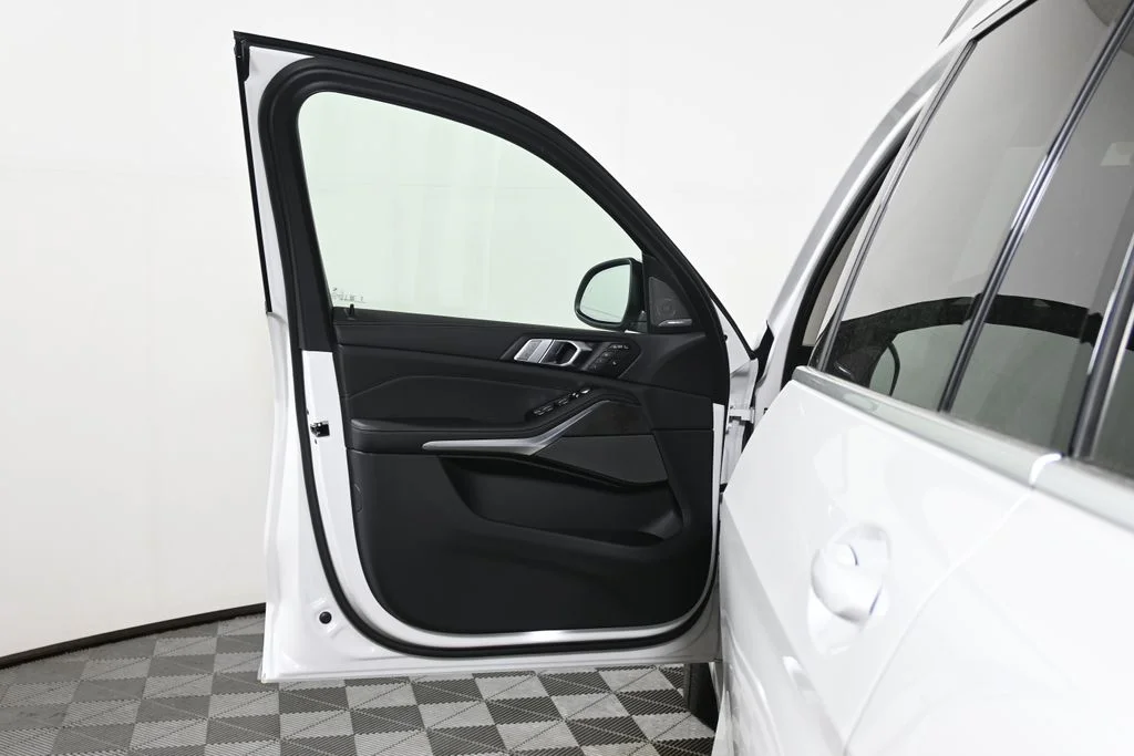 Used 2027 White BMW xDrive40i image 28