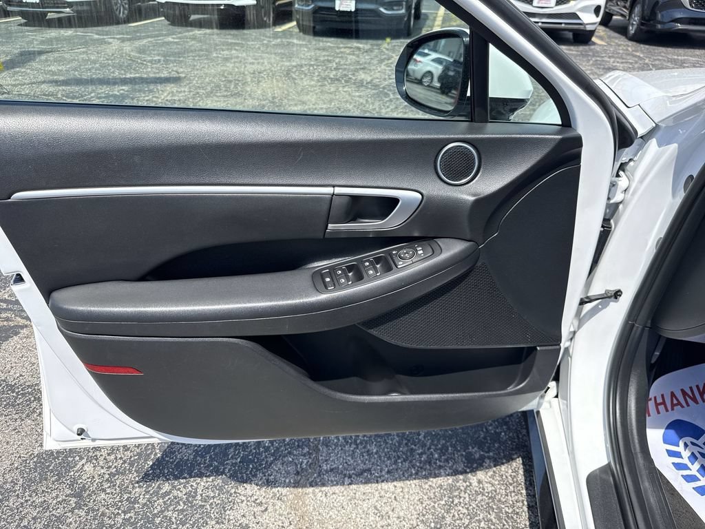 Used 2025 White Hyundai SEL image 27