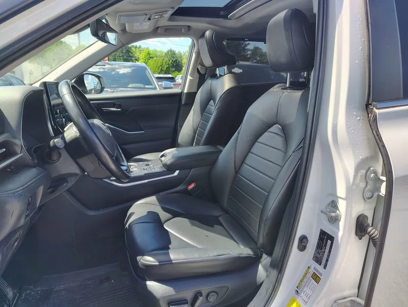 Used 2023 Off-white Toyota XLE image 9