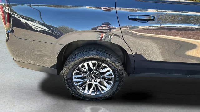 Used 2025 Gray Chevrolet Z71 image 38