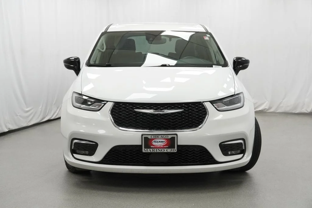 Used 2024 White Chrysler Select image 14